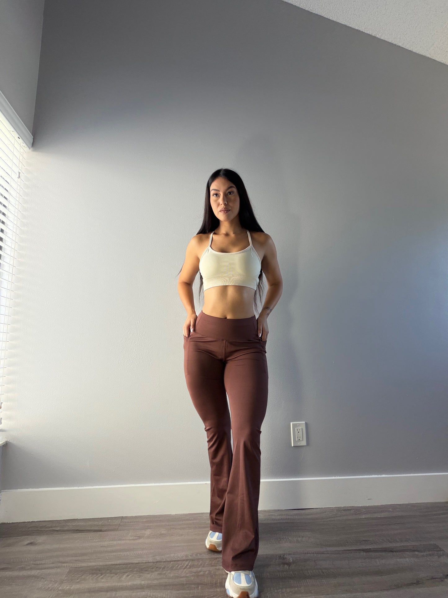MOTION POCKET FLARE PANTS - BROWN